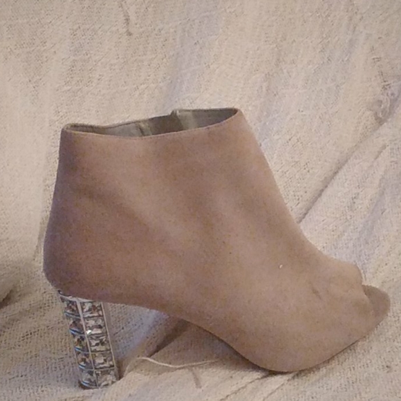 Shoes - Picture 4 of 5